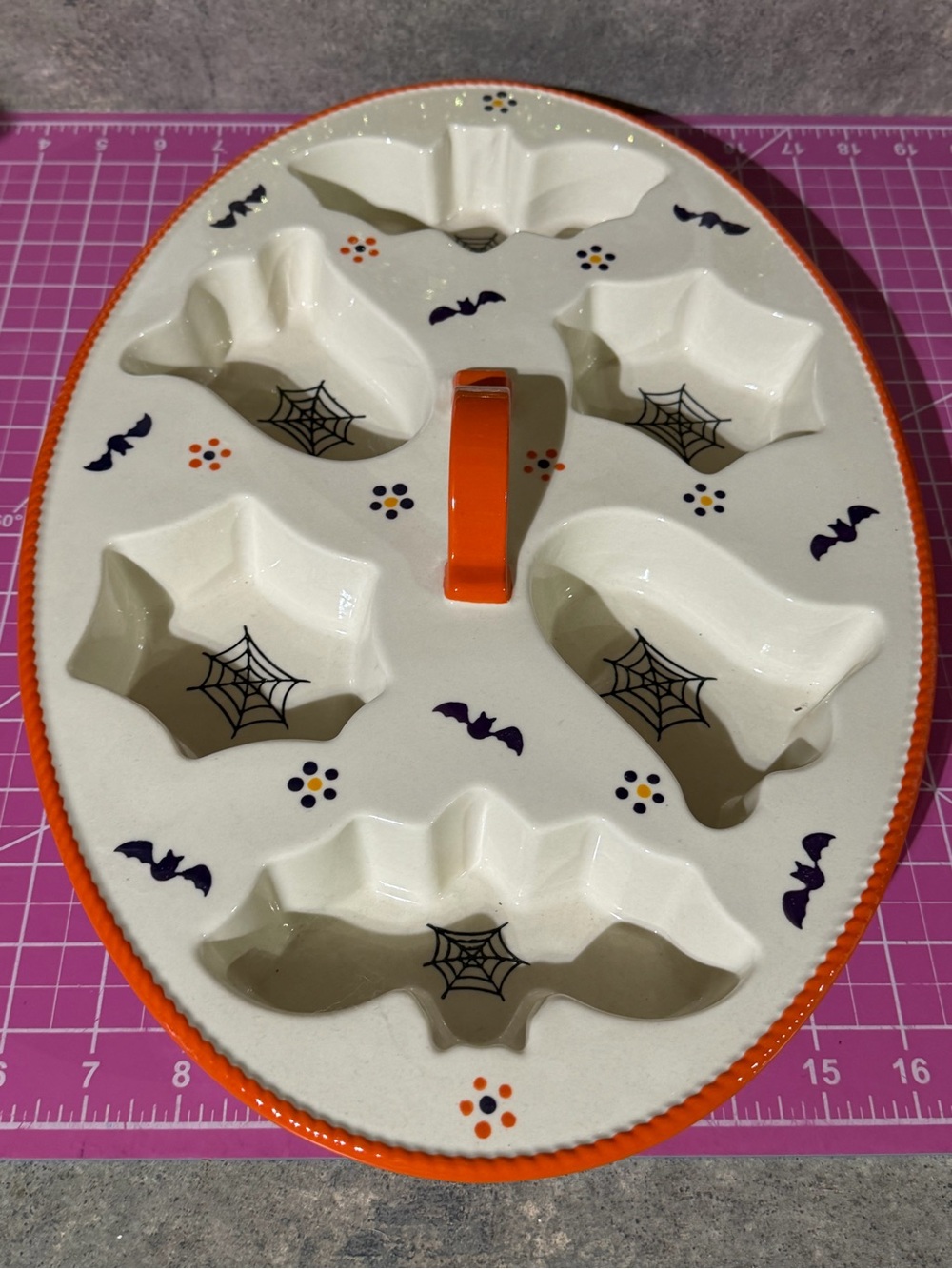 Temptations boofetti Halloween texas size muffin bakeware - Orange and white